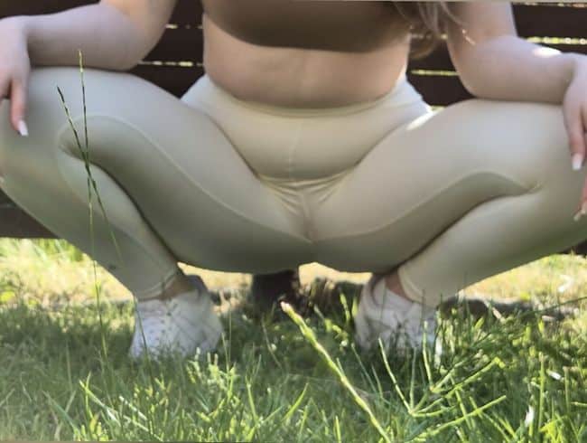 Eingepisst in sexy Leggings