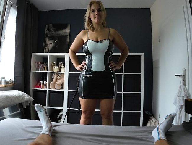 MILF in Latex/Gummikleid und HighHeels reitet, bläst und schluckt Sperma